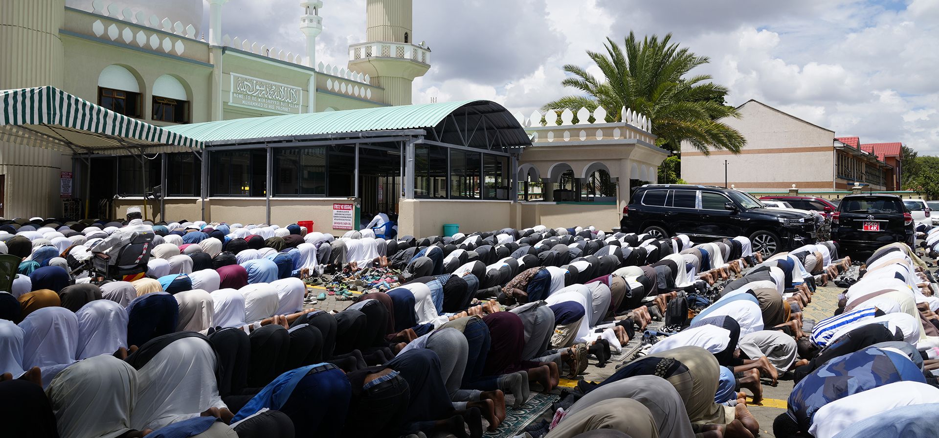 Musulmanes de Kenia rezan el segundo viernes del mes sagrado del Islam, el Ramadán, en Masjid Noor, Nairobi, Kenia, el viernes 31 de marzo de 2023. (Foto AP/Sayyid Abdul Azim)