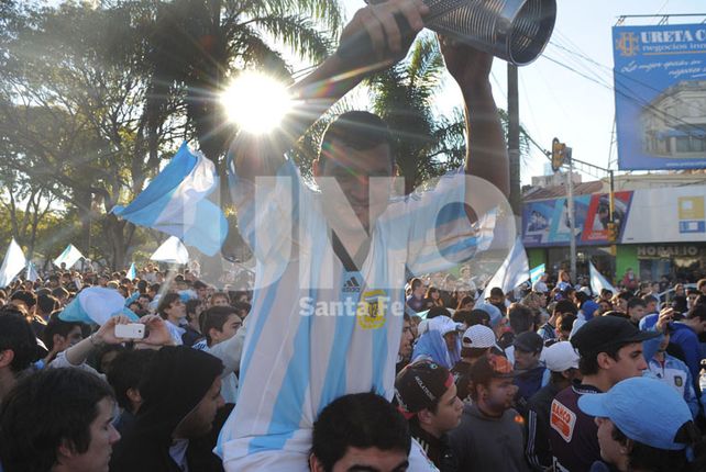 Los santafesinos deliraron a puro festejo con el triunfo agónico de Argentina frente a Suiza