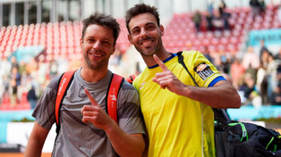 El dedo índice de Horacio Zeballos y el español Marcel Granollers lo dice todo. La pareja compartirá el primer puesto del ranking mundial.&nbsp;