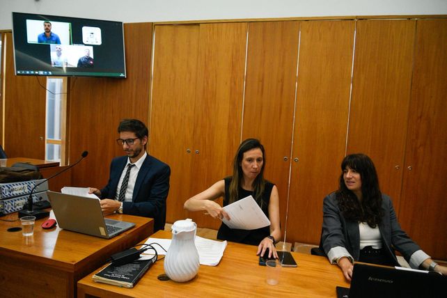 El fiscal Lisandro Artacho con su equipo en la audiencia de preparación del juicio por el crimen de Ivana Garcilazo. Pidió 30 años de prisión para los acusados.&nbsp;