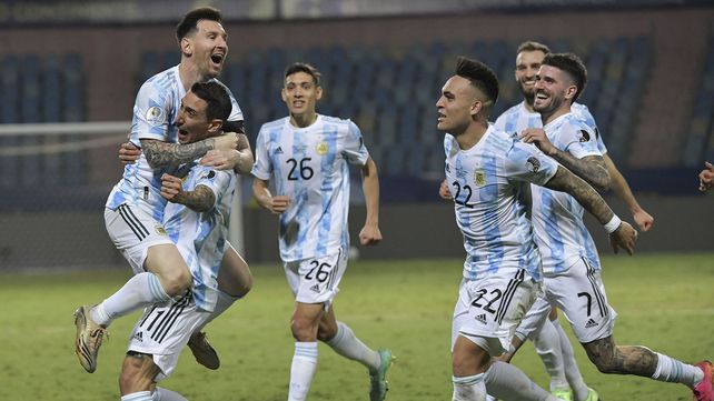 &nbsp;Los rosarinos Messi y Di María celebran el golazo de tiro libre del capitán que cerró el marcador en 3 a 0. Foto Telam.
