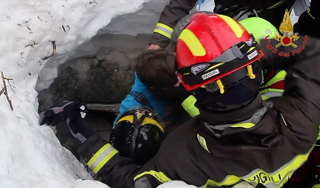 Providencial. El primero de los niños (al centro) sacados por los bomberos del hotel Rigopiano