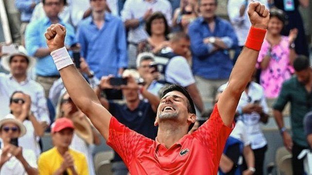 Novak Djokovic conquistó el Abierto de Francia al derrotar al noruego Casper Rudd. Alcanzó los 23 títulos Grand Slam y recuperó el 1 del ranking mundial.