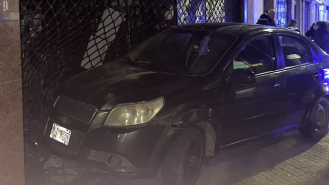 Choque en Mendoza y Servando Bayo. Un auto terminó impactando contra un negocio. No hubo heridos