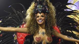 Cuerpos calientes y ritmo en los carnavales que hacen bailar a Rosario y al mundo
