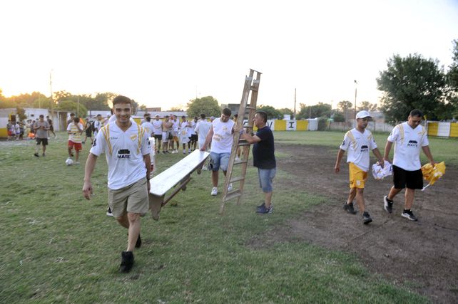 La producción fotográfica salió excelente. Aquí  todos colaboraron, los jugadores con el banco y el periodista con la escalera. Todo a pulmón.