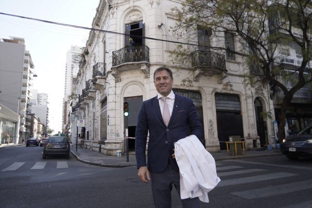 Matko Vidosevich frente al nuevo edificio donde trasladará la clínica Microcirugía Ocular Rosario. Es una obra importante