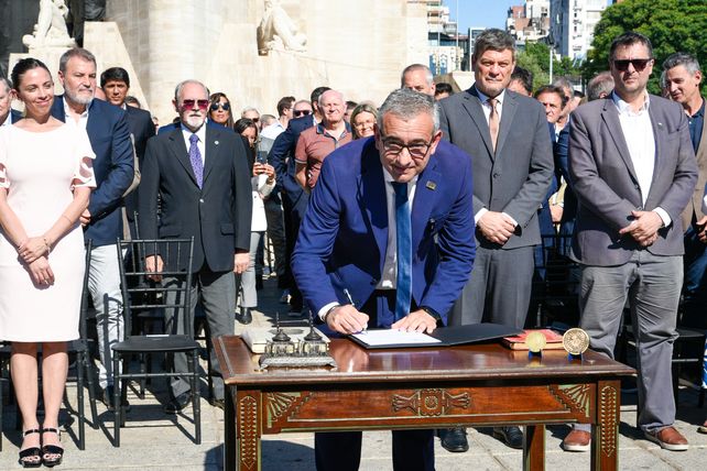 El intendente Pablo Javkin encabezó el acto de promulgación de la autonomía municipal en el Monumento a la Bandera.