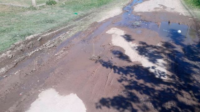 {altText(<p> Cloacas reventadas en barrio Nueva Ciudad, de Paraná.Foto: enviada por vecinos #UNOEnLaCalle</p>,Paraná: Siete meses con la cloaca tapada )}