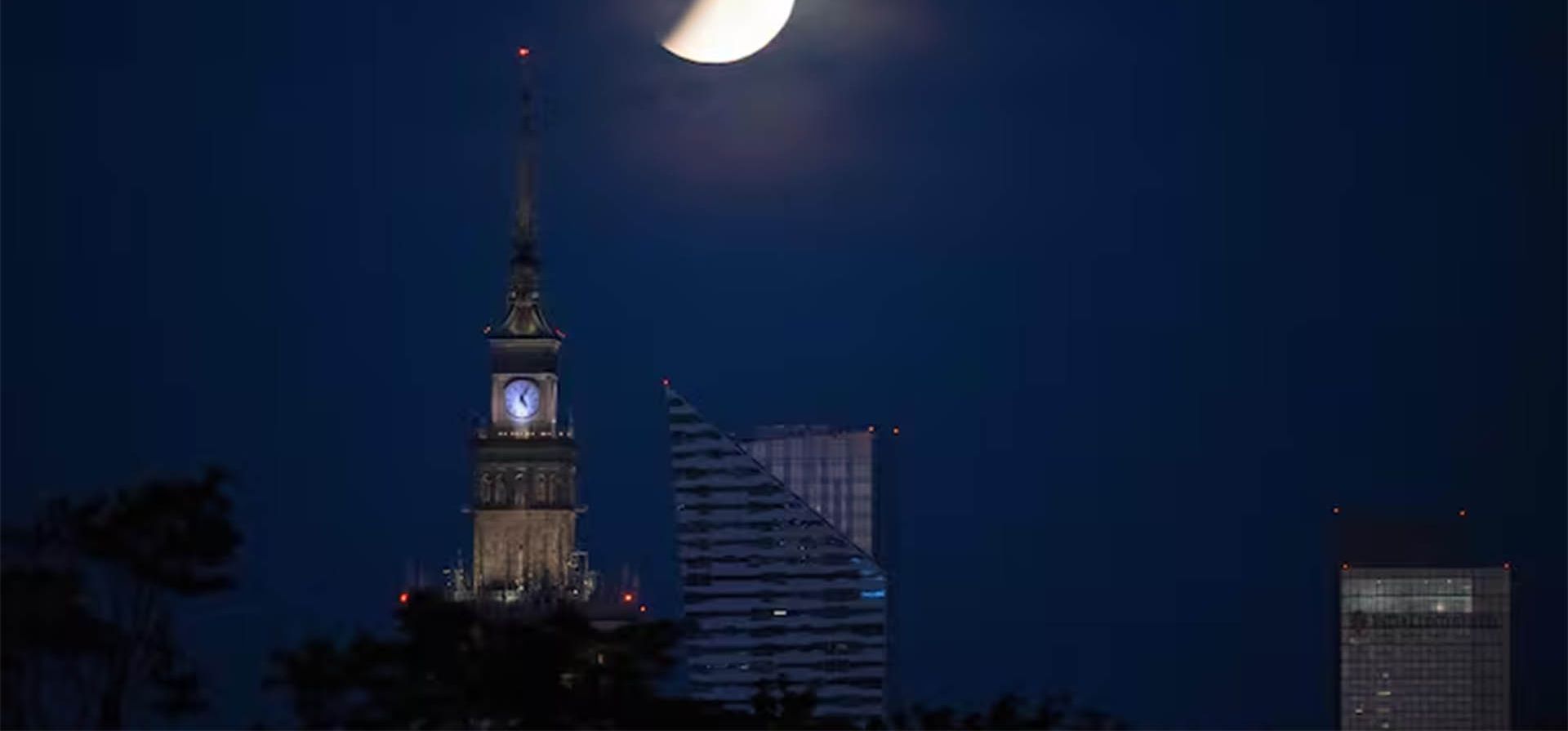 La luna llena, también conocida como la «Luna del Esturión», se oculta tras los rascacielos de Varsovia durante un eclipse lunar parcial. La luna llena, también conocida como la «Luna del Esturión», se oculta tras los rascacielos de Varsovia durante un eclipse lunar parcial.