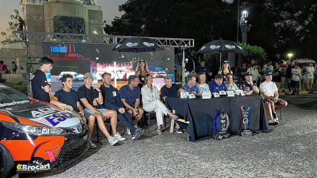Autoridades y pilotos dieron una conferencia en la zona del monumento al General Justo José de Urquiza.
