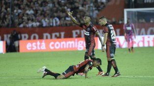 Tendido en el piso. El Piri hizo un gran esfuerzo ante River.