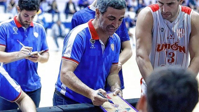 Unión cierra su extenuante marzo ante el ascendente Regatas Corrientes