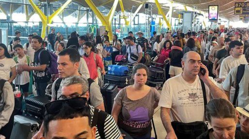 Aeropuertos: el Gobierno nacional autorizó a la PSA a bajar valijas de los aviones