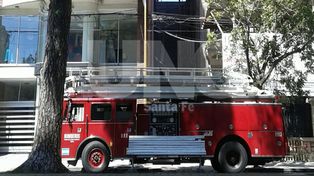Bomberos rescataron a una mujer y una nena encerradas en un balcón sobre Bulevar