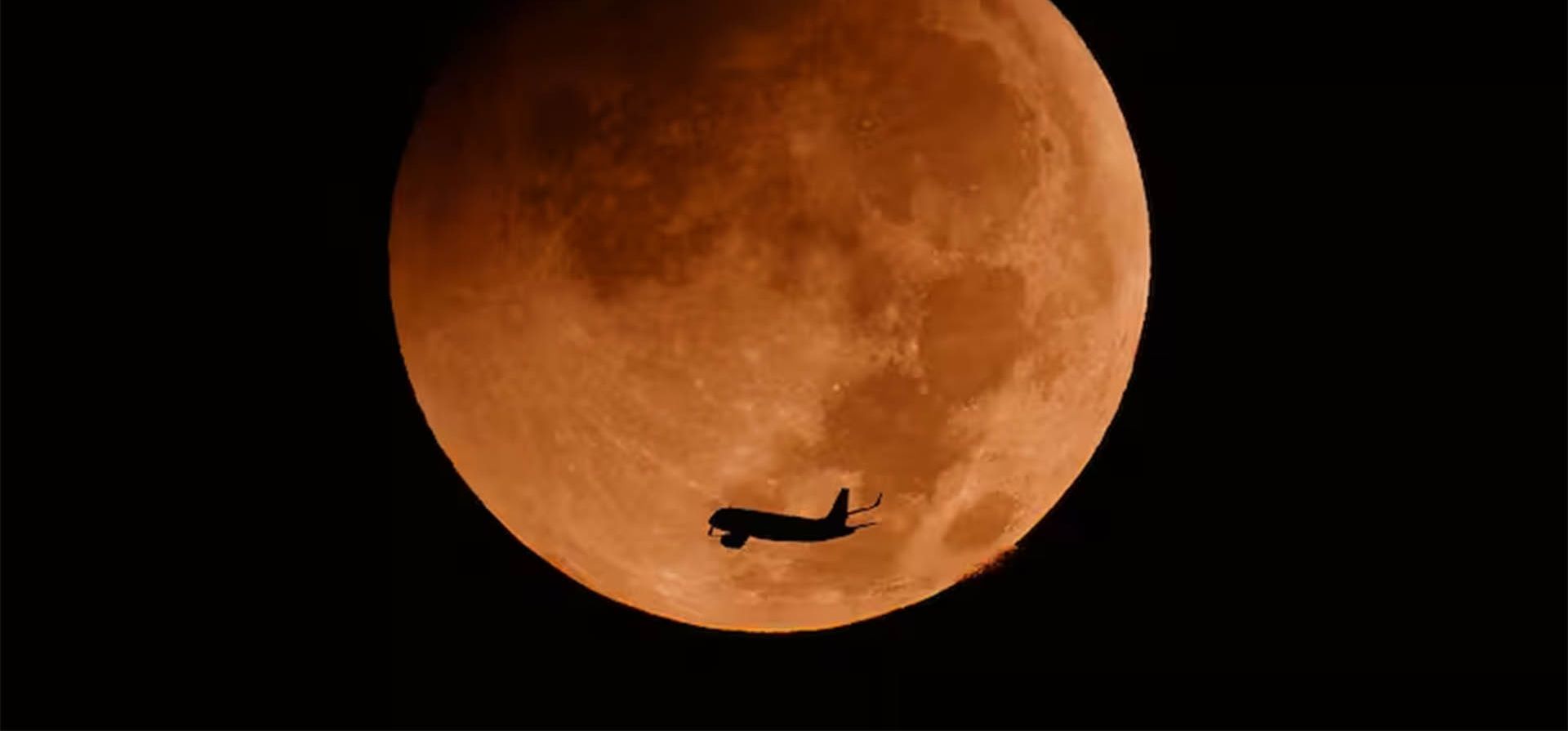 Un avión se interpone en el momento en que la superficie lunar quedó cubierta por la umbra terrestre vista desde Israel. Foto: AFP Un avión se interpone en el momento en que la superficie lunar quedó cubierta por la umbra terrestre vista desde Israel. Foto: AFP