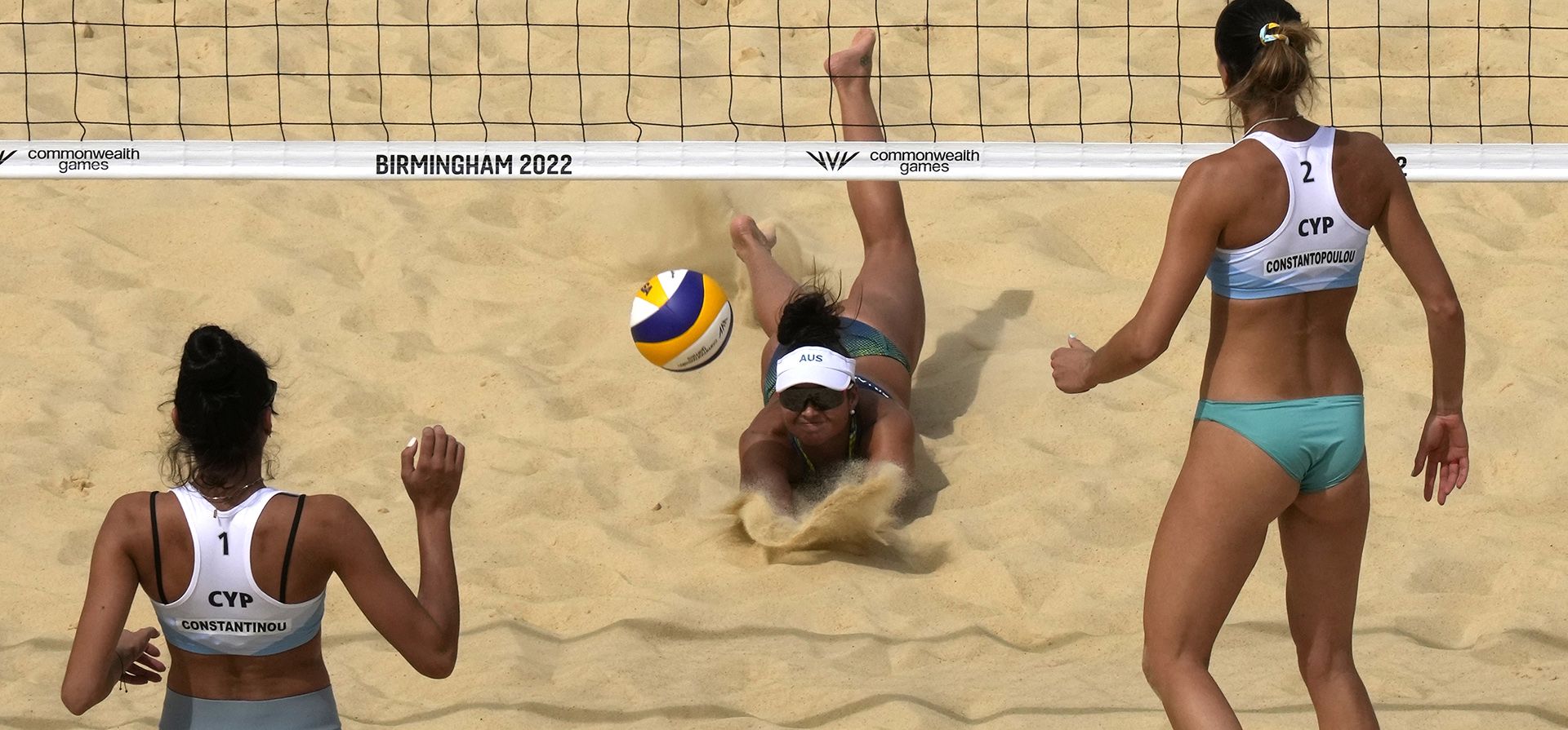 La australiana Taliqua Clancy, centro, remata la pelota durante el partido de voleibol de playa del Grupo B Preliminar Femenino entre Australia y Chipre en Smithfield en los Juegos de la Commonwealth en Birmingham, Inglaterra, el jueves 4 de agosto de 2022.
