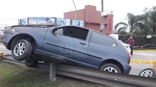 Perdió el control de su auto y terminó sobre el guardarrail