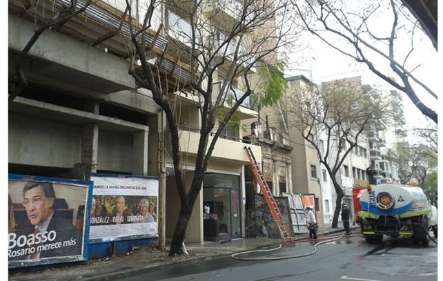 El incendio en la vieja casona desocupada se desató pasado el mediodía.