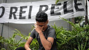 Los hinchas llegan hasta la puerta del hospital para despedir a Pelé