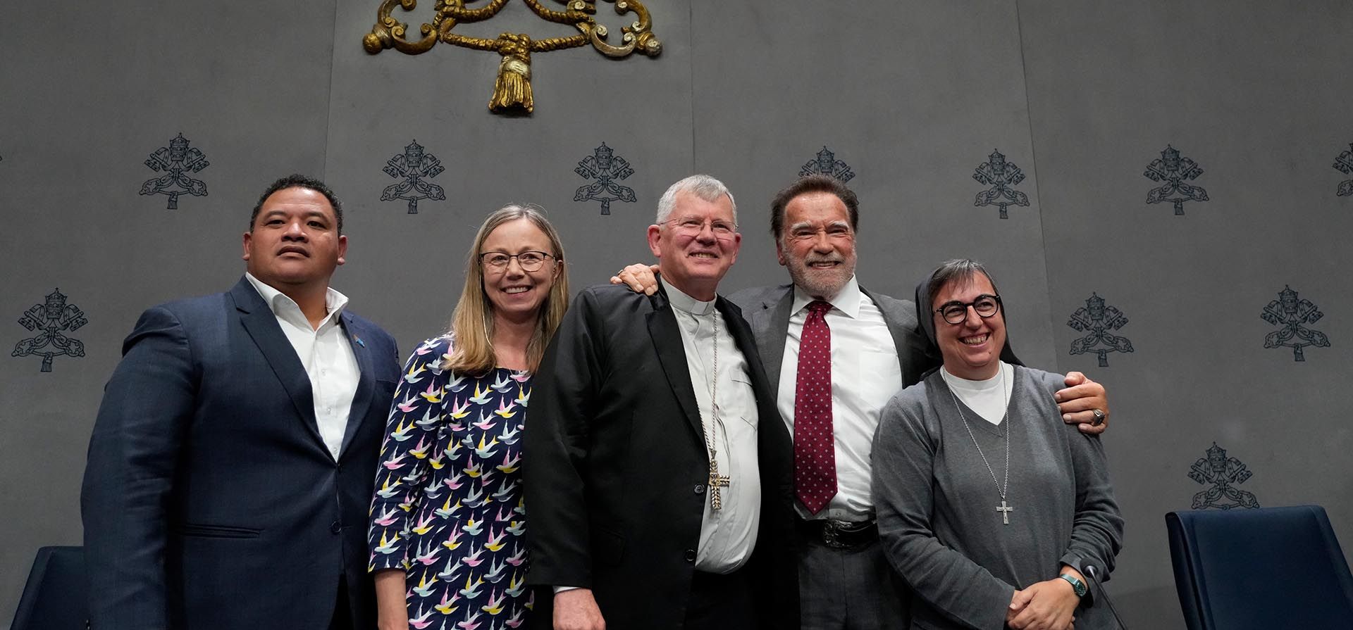 De izquierda a derecha, la ministra de Interior, Cambio Climático y Medio Ambiente de Tuvalu, Maina Talia; la directora ejecutiva de Laudato Si', Lorna Gold; el cardenal Jaime Spengler; el exgobernador de California, Arnold Schwarzenegger; y la hermana Alessandra Smerilli posan para los fotógrafos al final de una conferencia de prensa en el Vaticano, el martes 30 de septiembre de 2025, para presentar la De izquierda a derecha, la ministra de Interior, Cambio Climático y Medio Ambiente de Tuvalu, Maina Talia; la directora ejecutiva de Laudato Si', Lorna Gold; el cardenal Jaime Spengler; el exgobernador de California, Arnold Schwarzenegger; y la hermana Alessandra Smerilli posan para los fotógrafos al final de una conferencia de prensa en el Vaticano, el martes 30 de septiembre de 2025, para presentar la