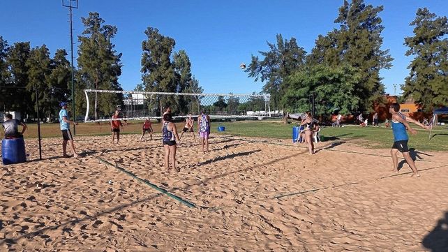 Alma Juniors prepara su segundo torneo de Beach Vóley en el Polideportivo del club.