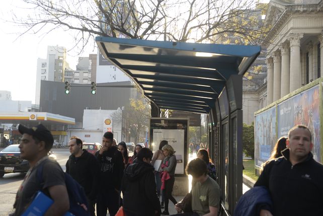 Hay paradas donde los rosarinos esperan entre 40 minutos y una hora la llegada del colectivo.