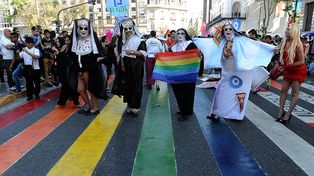 Multitudinaria y festiva Marcha por el Orgullo en la diversidad sexual
