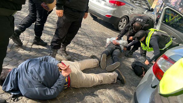 Uno de los delincuentes que fue retenido por los vecinos y luego entregado a la policía. (Foto: @radio2rosario)