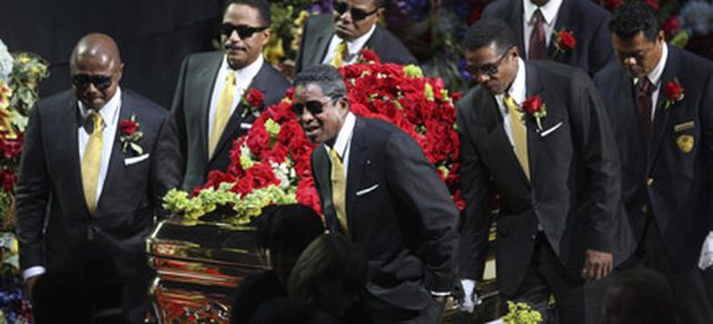 Revelan que el ata&uacute;d de Michael Jackson fue llevado al cementerio de Forest Lawn