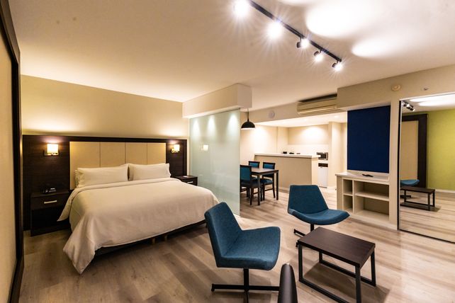 Para quienes tienen estadías largas, el hotel recomienda estas suites que incluyen cocina.