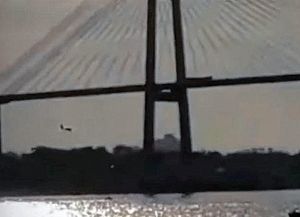 Una avioneta pasó por debajo del puente Victoria-Rosario