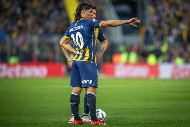 Nacho Malcorra se prepara. Al lado está Lovera, pero nadie dudó de que quien le iba a pegar sería el 10.