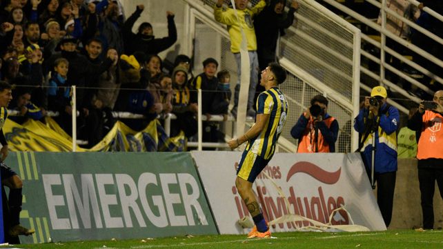 Veliz de cara a los hinchas de Central, con un Gigante repleto gritando su gol. En septiembre lo esperaría la selección mayor.