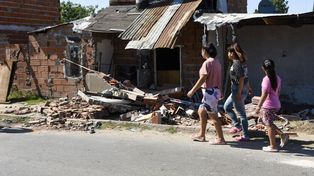 Vivimos un calvario, dijo la mujer a la que un patrullero le destruyó la casa
