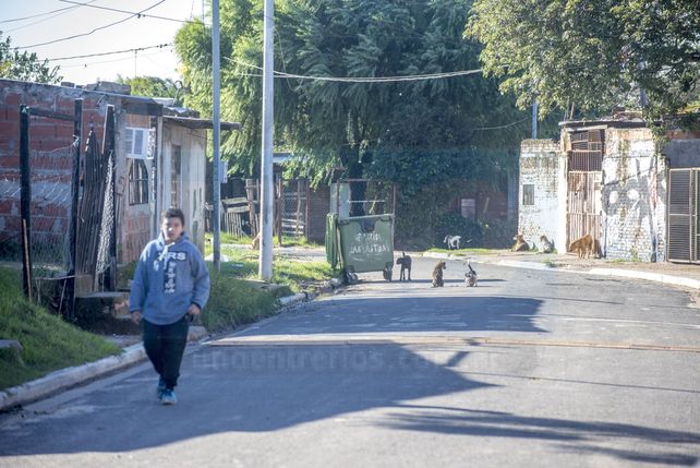 En calle Don Segundo Sombra al final, once familias viven con riesgo de caer al vacío