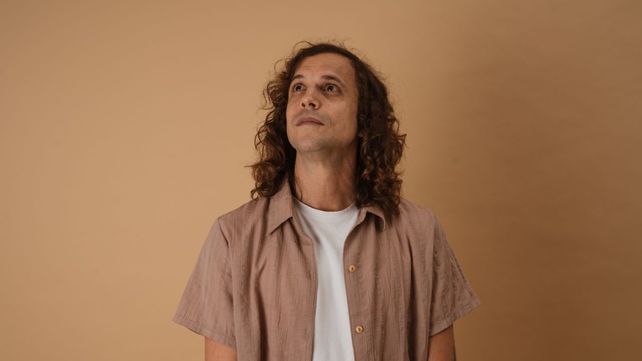 El músico rosarino Rodri Fre presenta su nuevo disco Detrás del velo este sábado 2 de noviembre en Plataforma Lavardén