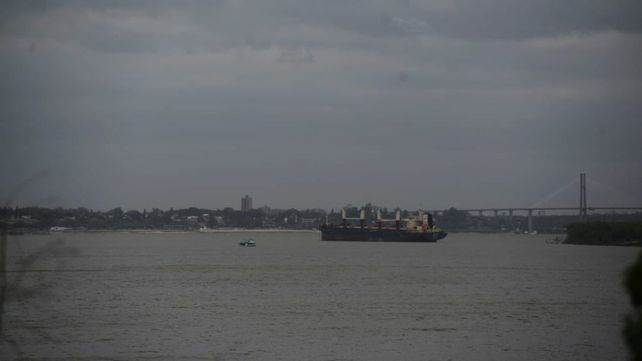 El tiempo en Rosario. Este viernes llegó con una densa llovizna que reducía la visibilidad. Para mañana se esperan buenas condiciones de tiempo.&nbsp;