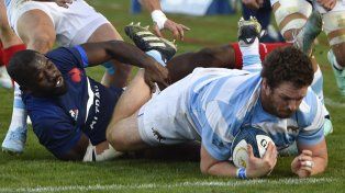 El capitán muestra el camino. Tras una jugada preparada, Julián Montoya apoyó el primer try argentino en la era Contepomi.