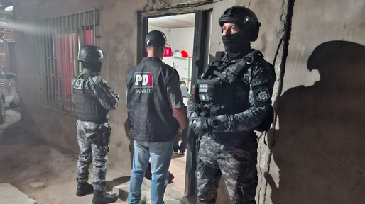 Triple crimen de barrio Las Flores: drogas, armas y celulares incautados en diez allanamientos