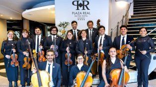 Hotel Plaza Real y Camerata Rosario sorprendieron con una experiencia mundialista en la puerta del hotel