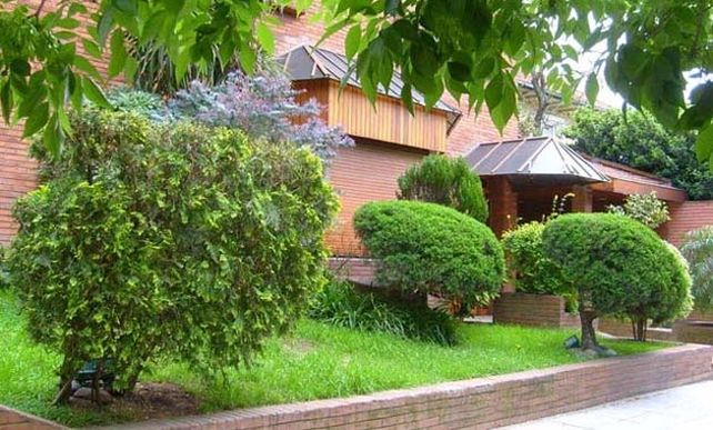 La casa de Cantilo 4452 en Villa Devoto es la propiedad que los familiares de Maradona quieren vender.