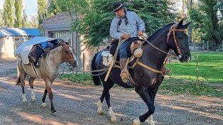 Junto a sus caballos, Apóstol y Erán, Dante viaja hacia Entre Ríos, y planea llegar a Hasenkamp el 18 de mayo.