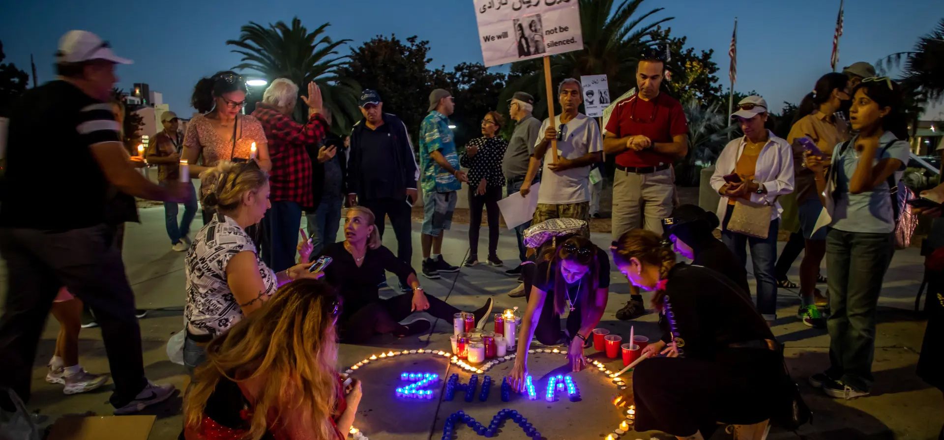 Los kurdos de California realizan una manifestación y una vigilia con velas para honrar la memoria de Mahsa Amini frente al edificio federal, Los Ángeles, Estados Unidos. Amini murió después de ser arrestado en Teherán por la