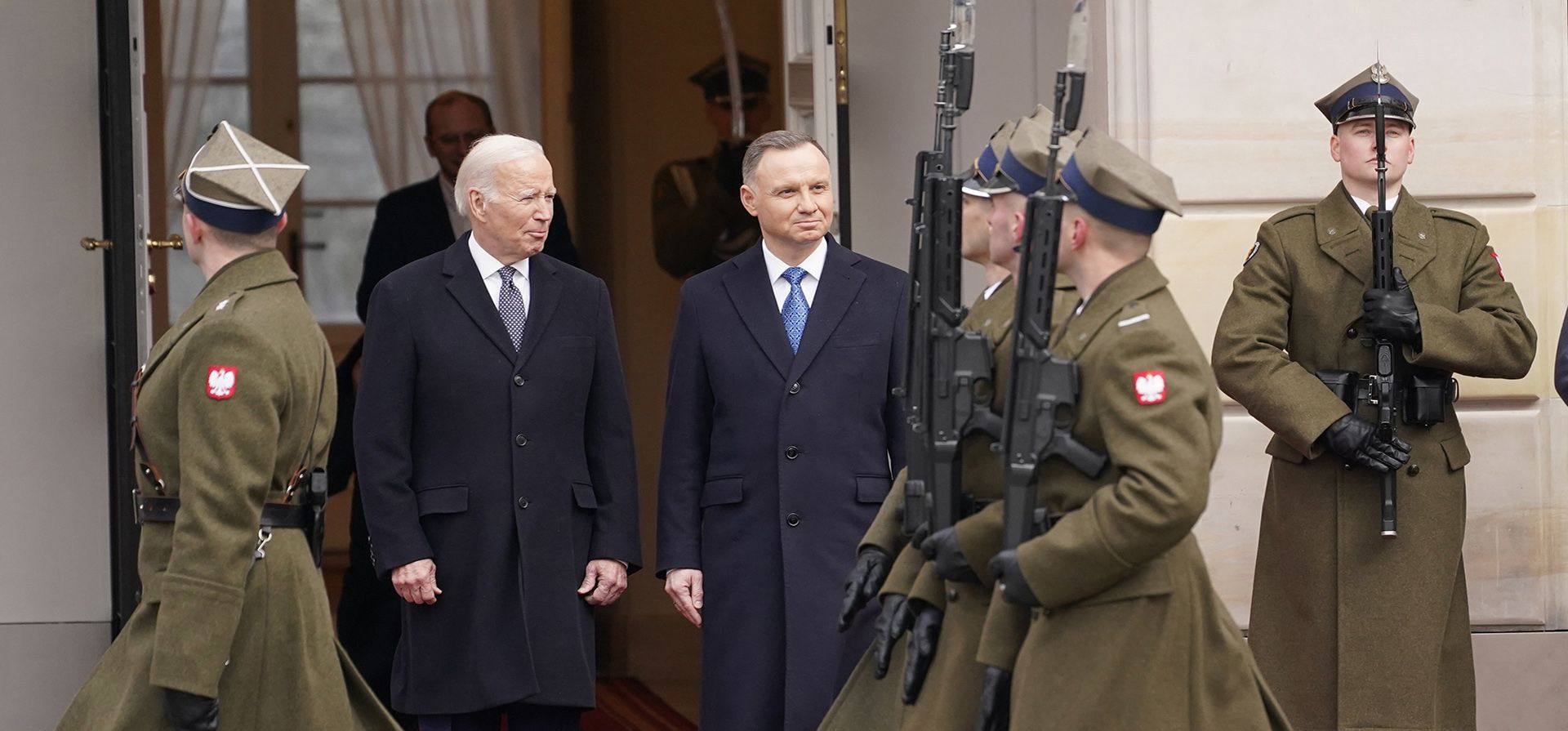 El presidente polaco Andrzej Duda, le da la bienvenida al presidente Joe Biden en el Palacio Presidencial en Varsovia, Ucrania, el martes 21 de febrero de 2023. Biden visita Polonia un día después de una visita no anunciada a Kiev para reunirse con el presidente Volodymyr Zelenskyy, días antes del primer aniversario de la invasión rusa de Ucrania. (Foto AP/Evan Vucci)