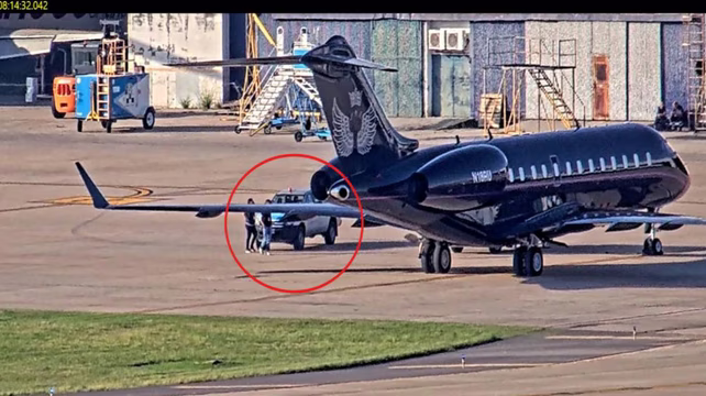 Un vehículo de Royal Class acercándose al avión, punto que fue cuestionado por la Justicia