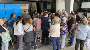Largas colas y reclamos por la tarjeta Sube en el Centro Fontanarrosa