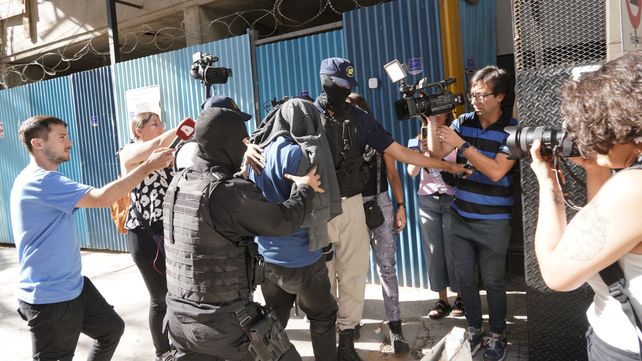El 29 de noviembre se realizaron una serie de allanamientos que terminaron con el jefe de la barra brava de Central y el secretario general de la Uocra presos.