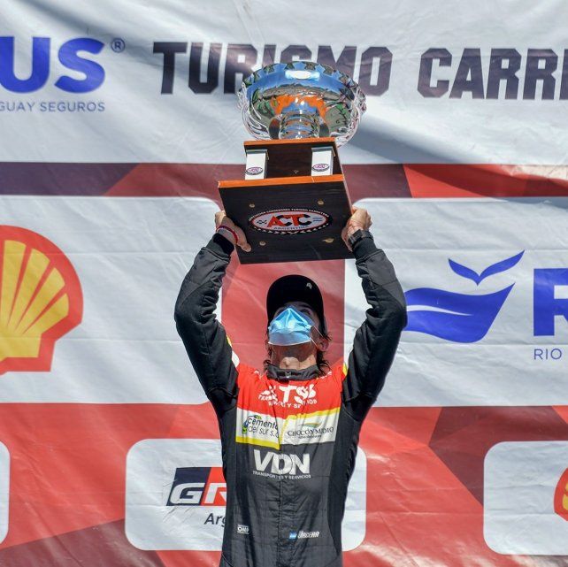 Bien arriba. Urcera levanta el trofeo. Trajo al ingeniero santafesino Luciano Monti al equipo y le dio ganancia enseguida.