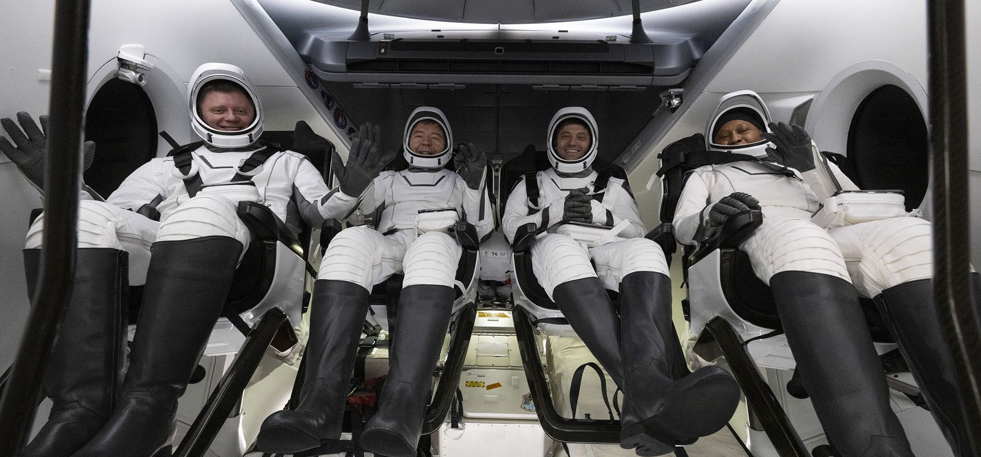 Imagen de la NASA muestra al cosmonauta de Roscosmos, Alexander Grebenkin, a la izquierda, a los astronautas de la NASA Michael Barratt, segundo desde la izquierda, Matthew Dominick, segundo desde la derecha, y Jeanette Epps, a la derecha, dentro de la nave espacial SpaceX Dragon Endeavour a bordo de la nave de recuperación SpaceX MEGAN poco después de haber aterrizado en el Golfo de México frente a la costa de Pensacola, Florida, el viernes 25 de octubre de 2024. (NASA/Joel Kowsky vía AP) Imagen de la NASA muestra al cosmonauta de Roscosmos, Alexander Grebenkin, a la izquierda, a los astronautas de la NASA Michael Barratt, segundo desde la izquierda, Matthew Dominick, segundo desde la derecha, y Jeanette Epps, a la derecha, dentro de la nave espacial SpaceX Dragon Endeavour a bordo de la nave de recuperación SpaceX MEGAN poco después de haber aterrizado en el Golfo de México frente a la costa de Pensacola, Florida, el viernes 25 de octubre de 2024. (NASA/Joel Kowsky vía AP)